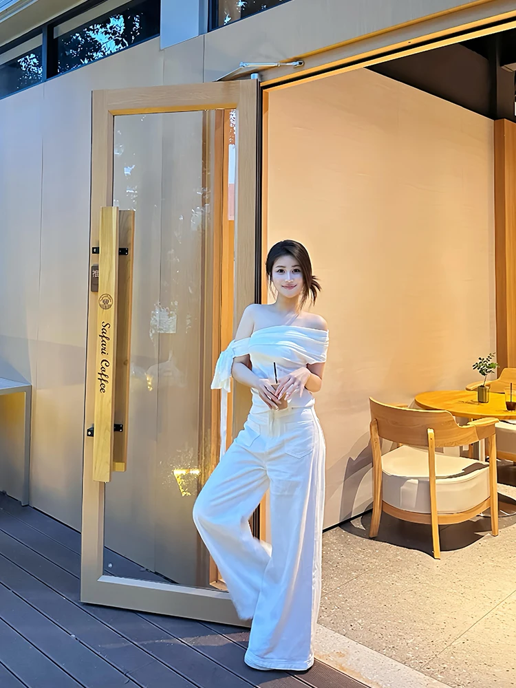 

Женский летний комплект 2025: футболка с асимметричным вырезом в корейском стиле Pure Desire и белые джинсы из полиэстера, короткие