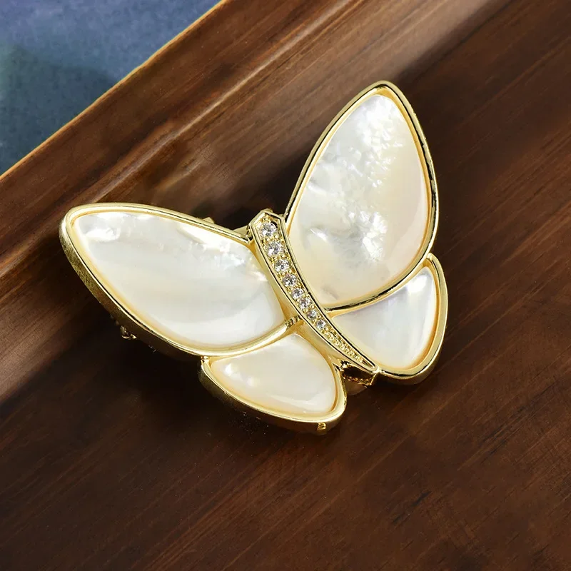 2025 A delicate and natural mother-of-pearl butterfly brooch, a high-end and elegant suit accessory pin