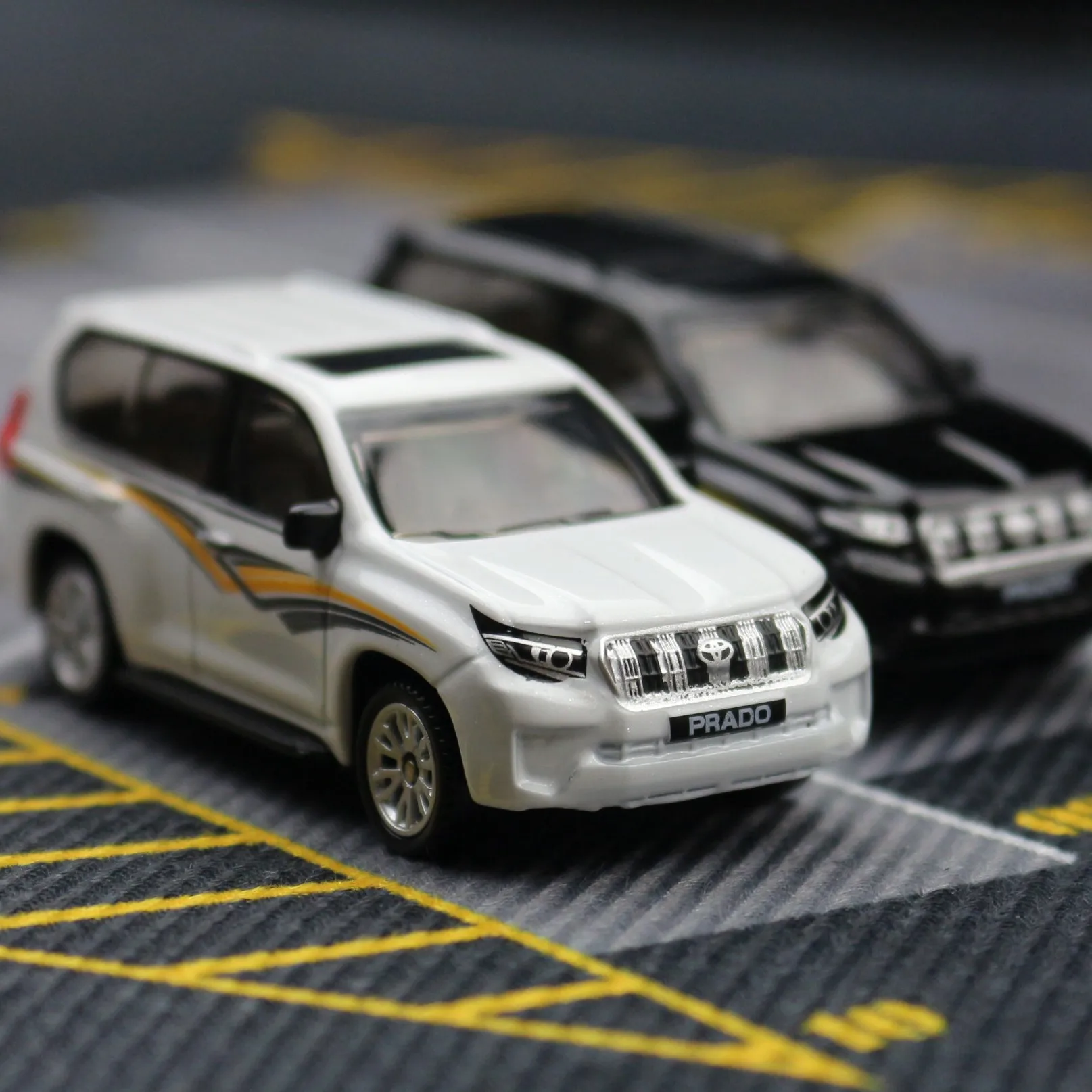 1/64 TOYOTA Prado SUV Miniature Model CCA MSZ 3