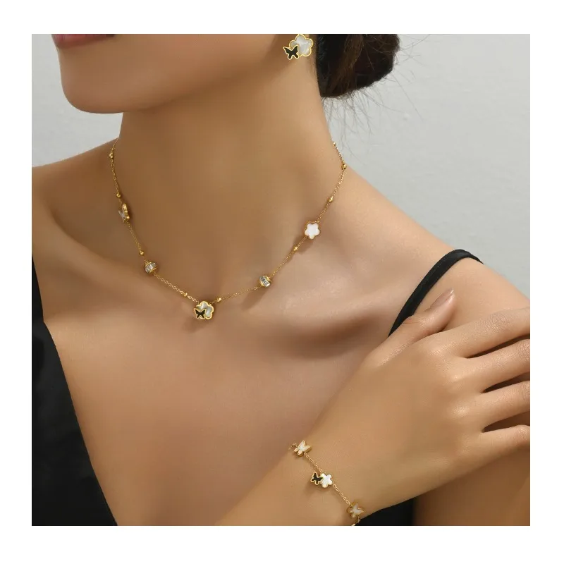 

Простой корейский комплект: геометрические серьги-браслеты и универсальное ожерелье с цирконами в форме бабочки