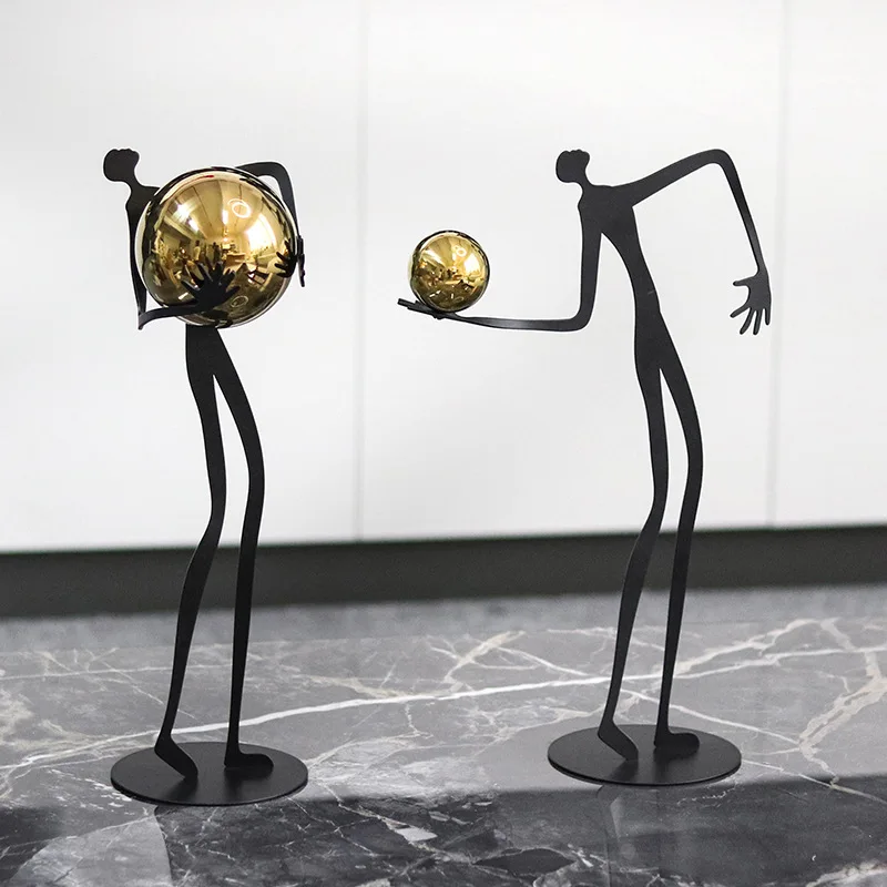 تماثيل فنية حديثة لشخصيات تحمل - مراجعة Art Craft Hotel وسعره
