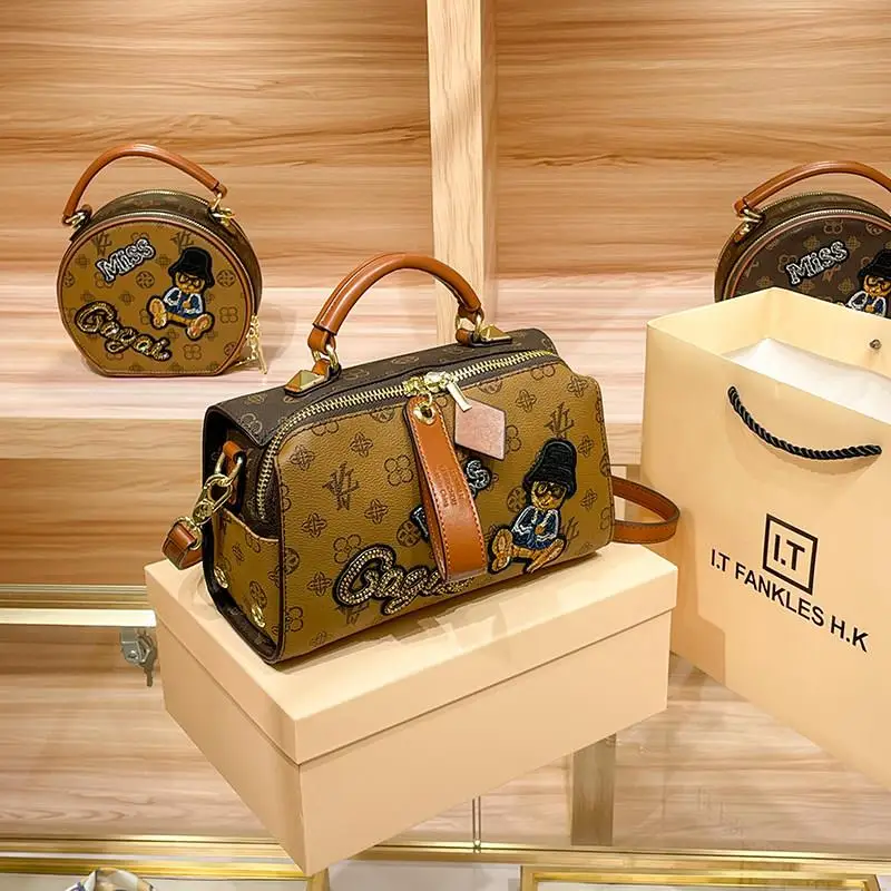 sac-a-bandouliere-carre-brode-motif-dessin-anime-pour-femme-en-cuir-veritable-de-marque-hong-kong-nouvelle-collection-printemps-ete-2026-style-boston