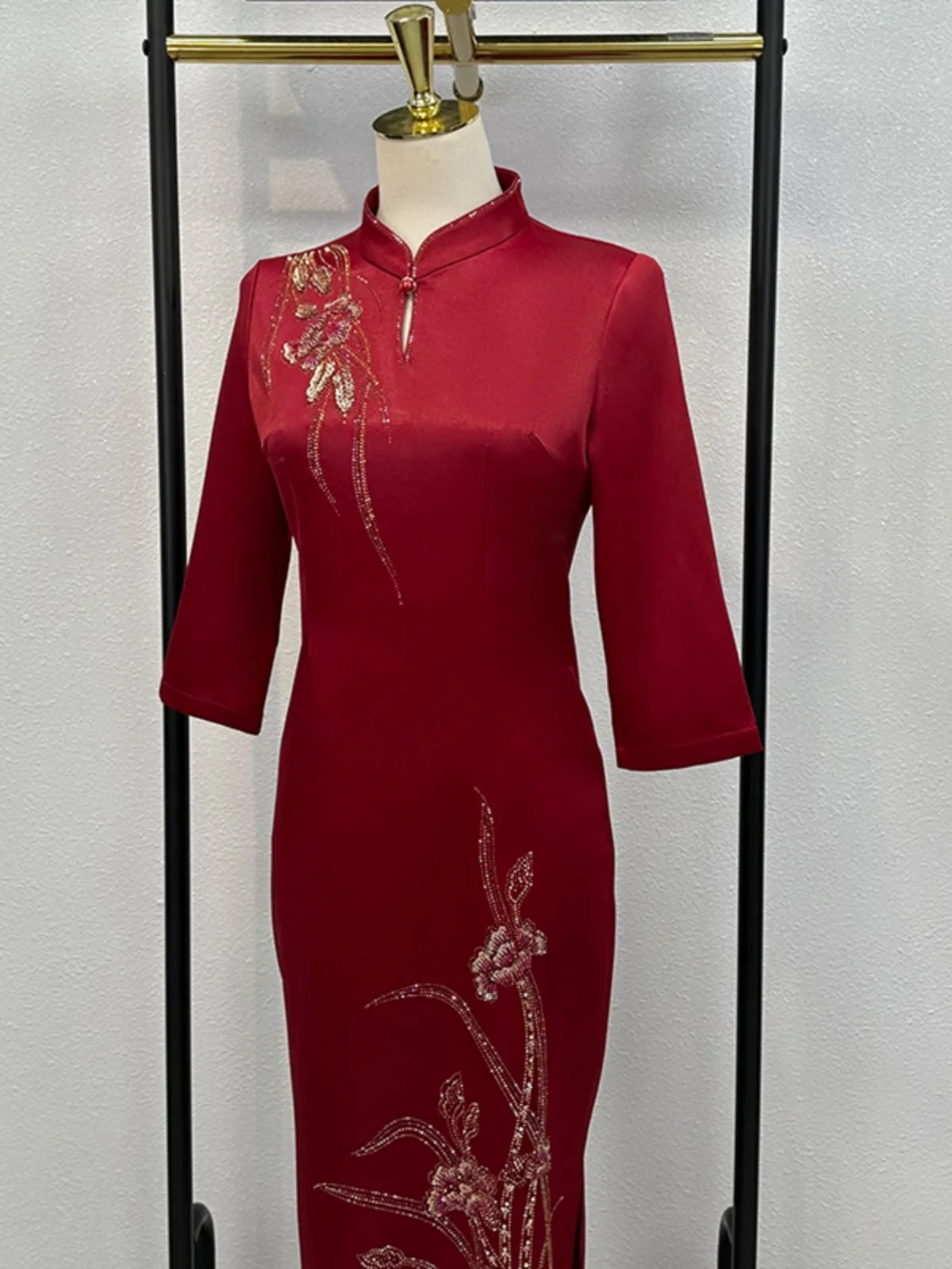 

Элегантное атласное вечернее платье для молодой мамы, приталенный крой, расшитое бисером, с длинными рукавами