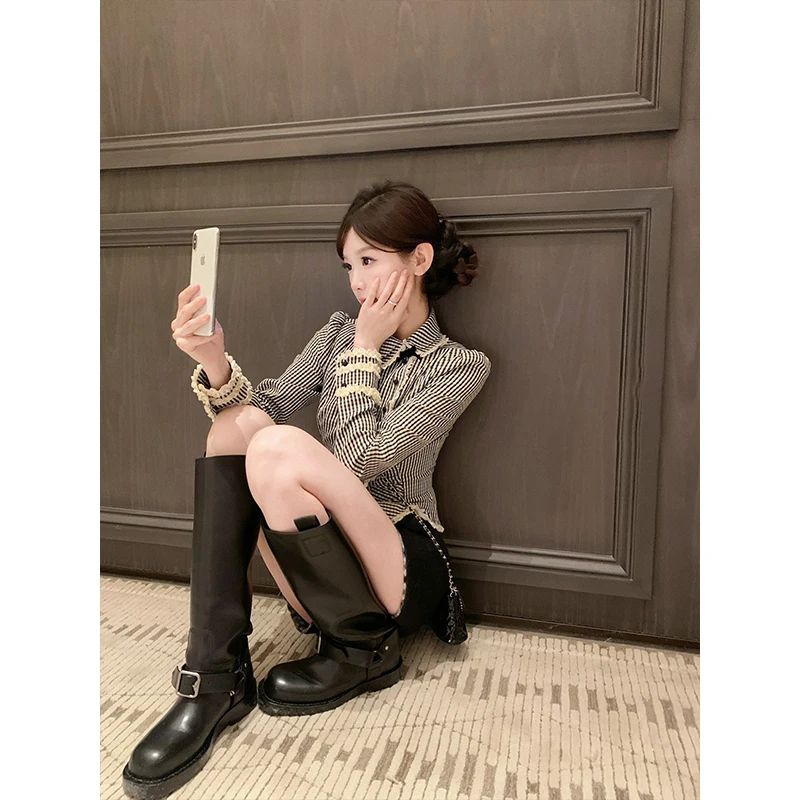 เสื้อเชิ้ตสไตล์เรโทรหวานละมุนสำหรับผู้หญิง ฤดูใบไม้ผลิ รุ่นใหม่ สไตล์ฝรั่งเศส ลายสก็อตแบบไม่สมมาตร คอปีเตอร์แพน แต่งลูกไม้ ทรงเข้ารูป เสื้อผ้าผู้หญิง