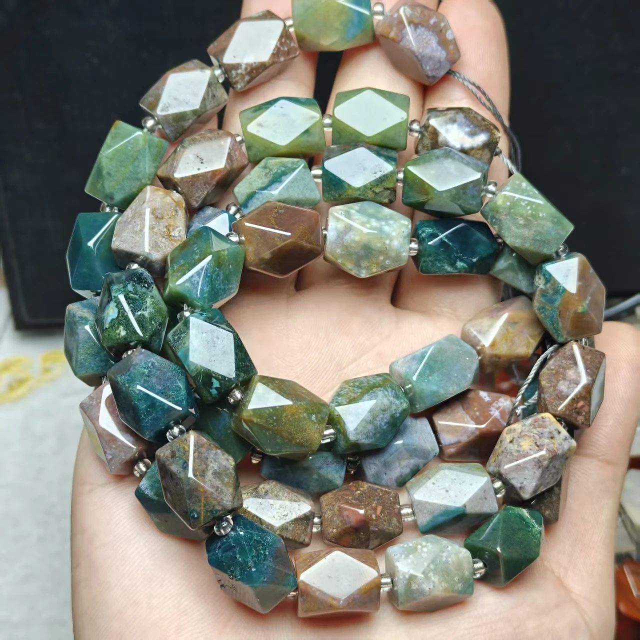 Xingyu Verschiedene Natur-Armbänder aus Achat, Erdbeerquarz, Tigerauge, mit unregelmäßig facettierten und glatten runden Perlen, Schmuckgeschenk – Detail 5