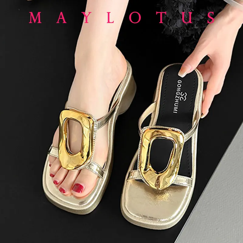 

2025 New Summer Chunky Women Slippers Fashion Metal Decoration Casual Rome Style Female Platform Thick Heel Sandals