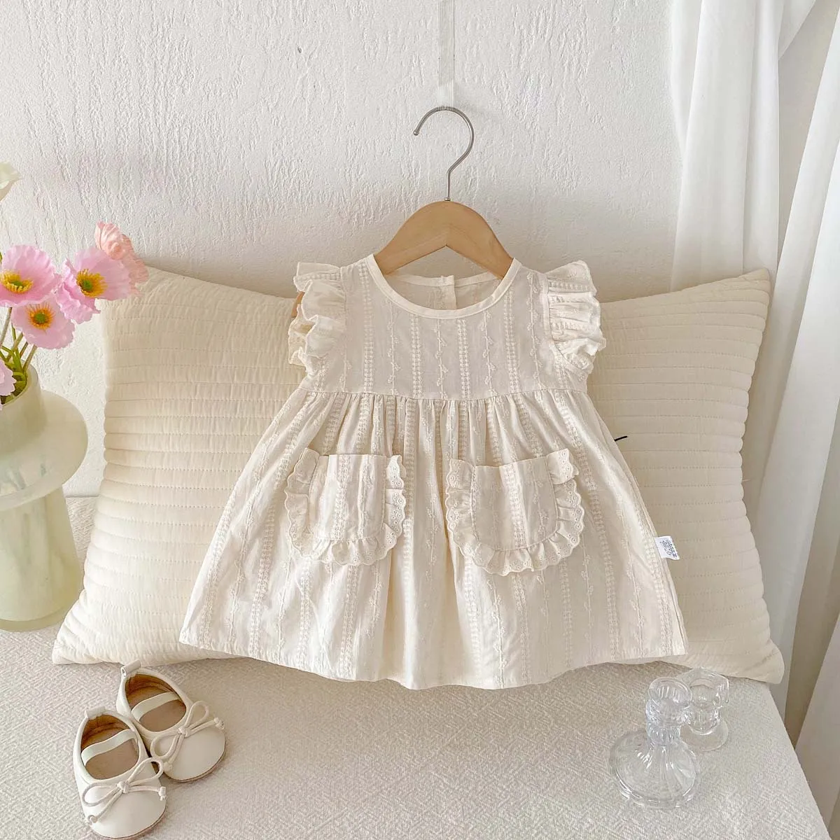 Кружевное платье из чистого хлопка с летящими рукавами для девочек, новый летний стиль, стильная юбка с карманами и вышивкой для младенцев и маленьких детей