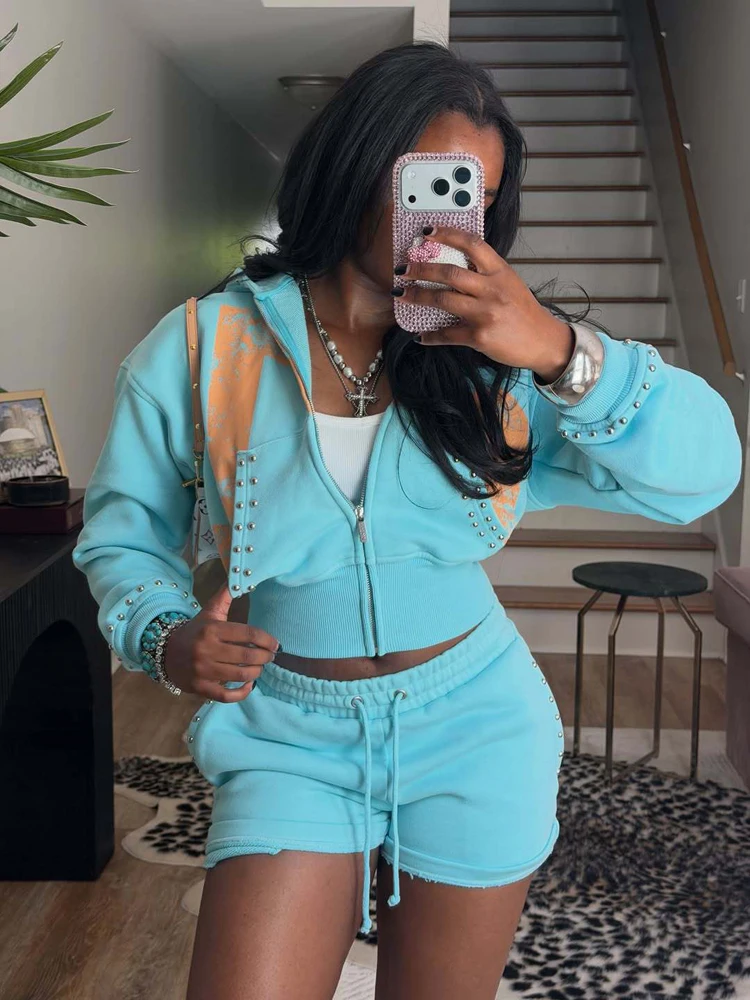 JENYAGE Damen 2-teiliges Outfit, Nietenbesetzter, kurzer Hoodie mit Reißverschluss und Shorts, Graffiti-Print, Sweatshirt, Trainingsanzug, Y2K Streetwear – Detail 3