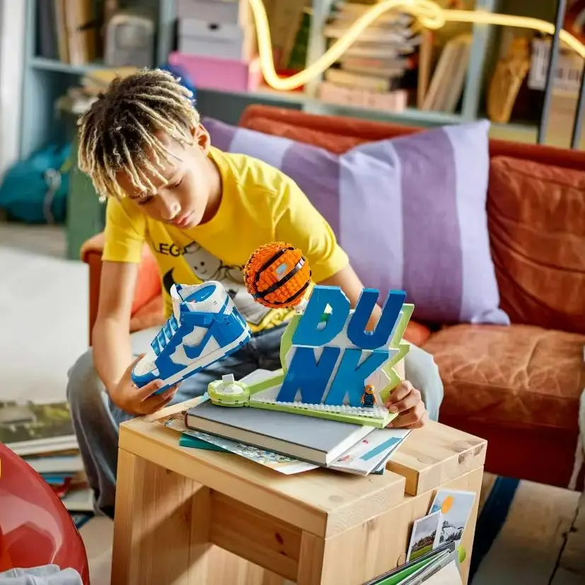 LEGO ®   Nike Dunk X Set 43008 Juego de construcción para niñas, niños y fanáticos de los deportes de 10 años en adelante y 1180 piezas