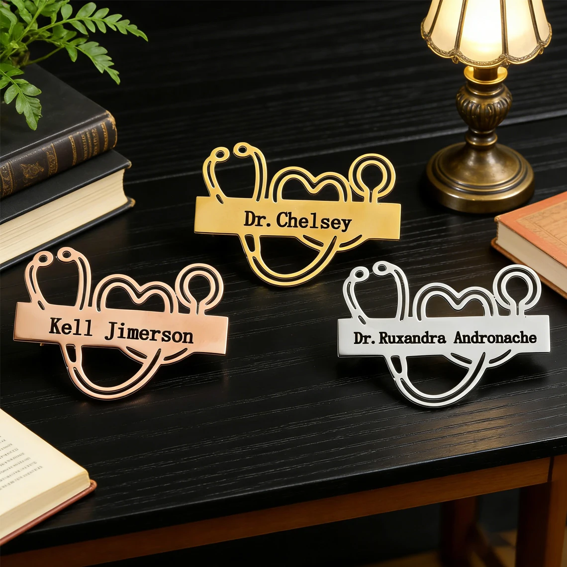 Stethoscope - Kissmoon Personalisierte Stethoskop-Brosche, individuell gravierte Namens-