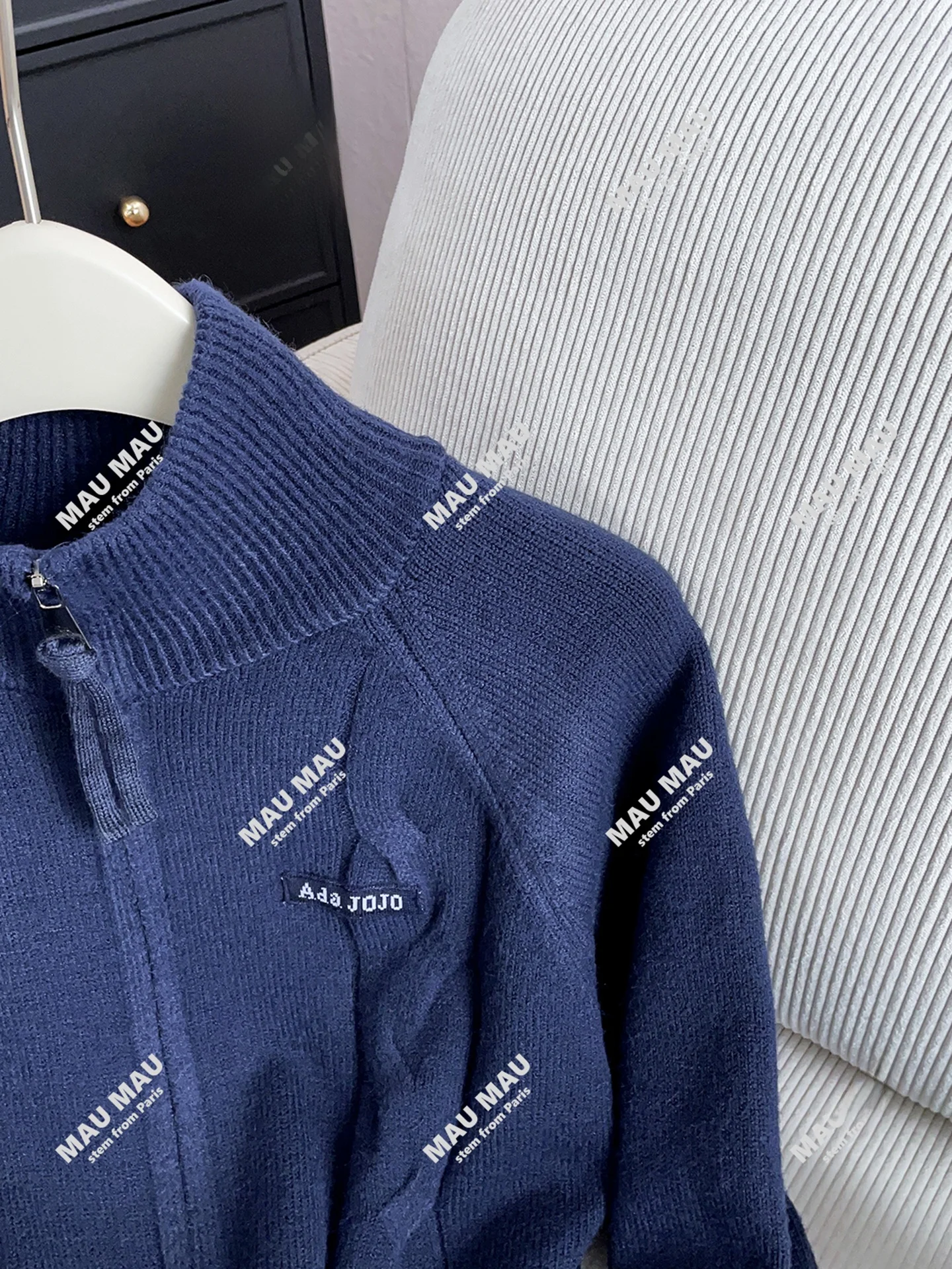 

Высококачественный женский вязаный кардиган, свитер в стиле ретро, повседневный, с высоким воротником, в стиле пэчворк, осень 2022, для поездок на работу, стандартный крой, средний размер, диван...