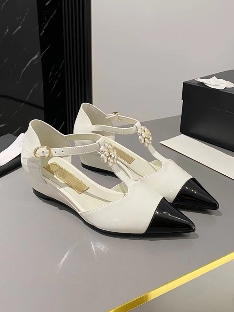 

2024 new Xiaoxiangfeng camellia pointed Mary Jane single shoes female one-word buckle with wedge hollow Baotou sandals