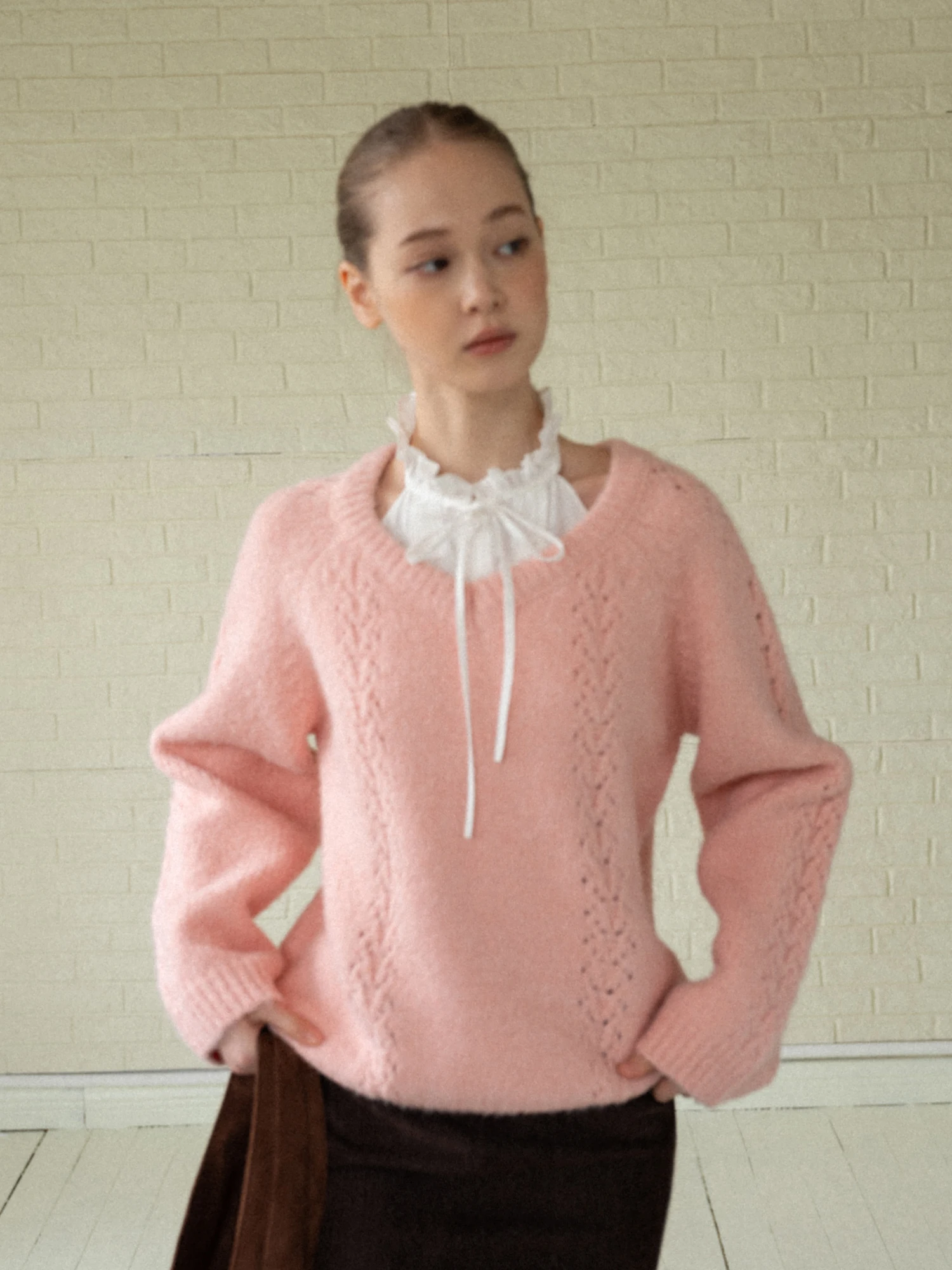 

Soft Pink V-neck Knitted Sweater Twist Design Loose Comfortable Top Eggka Commute Style Autumn Winter Fashion Ladies Sweater