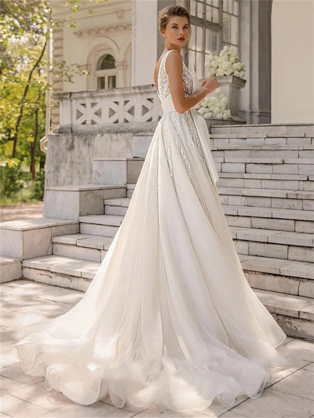 Ślub księżniczki suknie V Neck aplikacje koronki panna młoda szata ładny łuk pas Boho ślubne suknia bez rękawów Backless Vestidos De Noiva