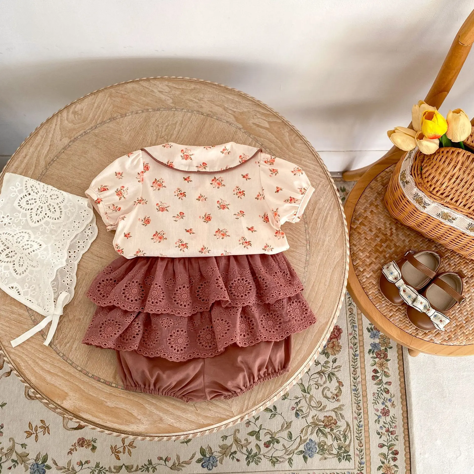 Baby Girls Summer New Fashion Set 2024 Baby Girls Doll Neck Printed Short sleeved Top Lace Shorts Set