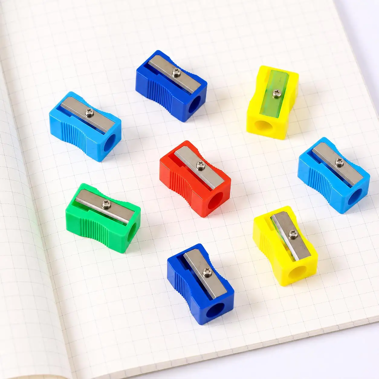 Bulk Mixed-Color Pencil Sharpeners – 50 or 100PCS Value Pack for Schools, Studios & Workplaces, Compact & Lightweight Design TMZ