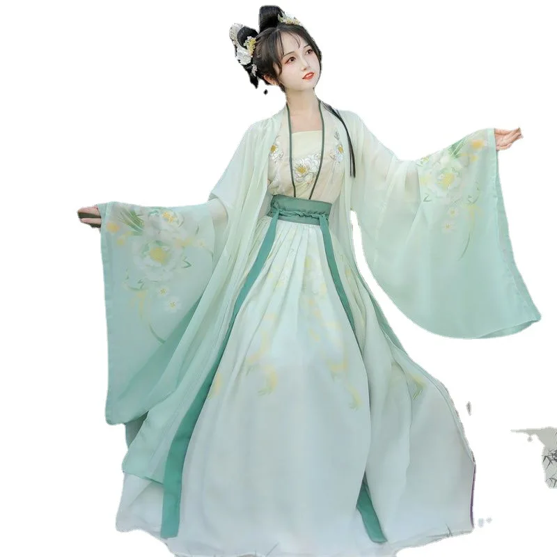

Hanfu, made in Song Dynasty, can be worn in a waist-length pleated skirt every day