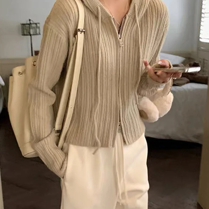 เสื้อคลุมคาร์ดิแกนผู้หญิงแบบใหม่สำหรับฤดูใบไม้ร่วงและฤดูหนาว ทำจากขนสัตว์แท้ 100% ถักสีพื้น เสื้อแจ็คเก็ตขนสัตว์มีฮู้ด แฟชั่นขายดี