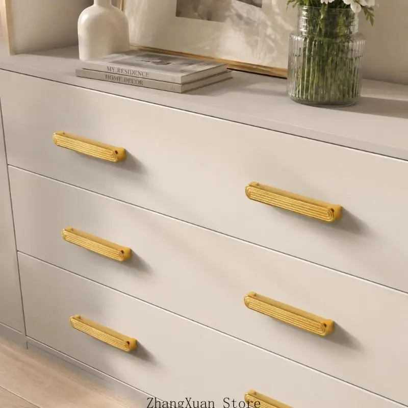 Goldfarbene Schrankgriffe mit einer glatten, abgerundeten Außenform 3XUF – Detail 7