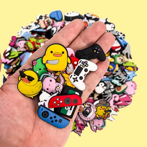 Imagen 1 del producto 20/50/100 Uds. Encantos de zapatos de dibujos animados al azar de PVC decoraciones de zapatos de animales de dibujos animados clásicos accesorios pines para mujeres hombres niños encantos