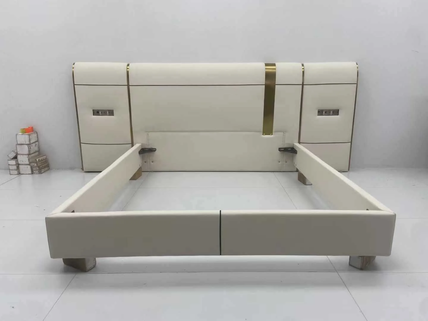 #Modern Luxury High-End Solid Wood Upholstered  Bed Faux Leather Double Wooden Frame