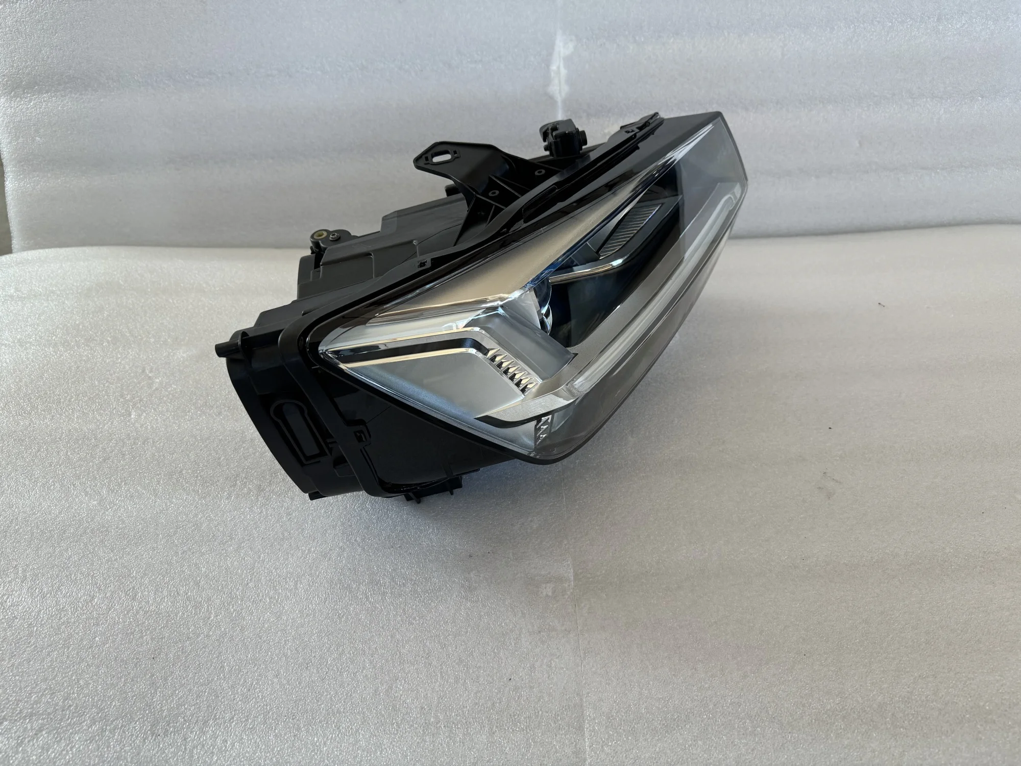 للمصابيح الأمامية Au d i Q2 LED 2019-2023 8 دبوس سيارات عالية الجودة #2