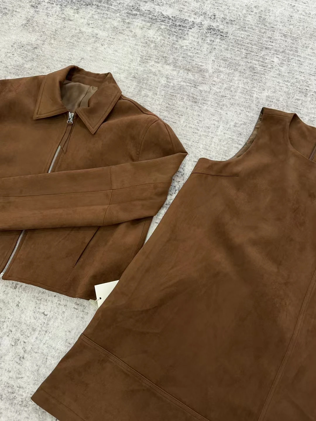 スリムフィット スエードレザージャケット レディース ショートコート ヴィンテージ ターンダウンカラー 秋の新スタイル 通勤スタイル 長袖 ジッパー