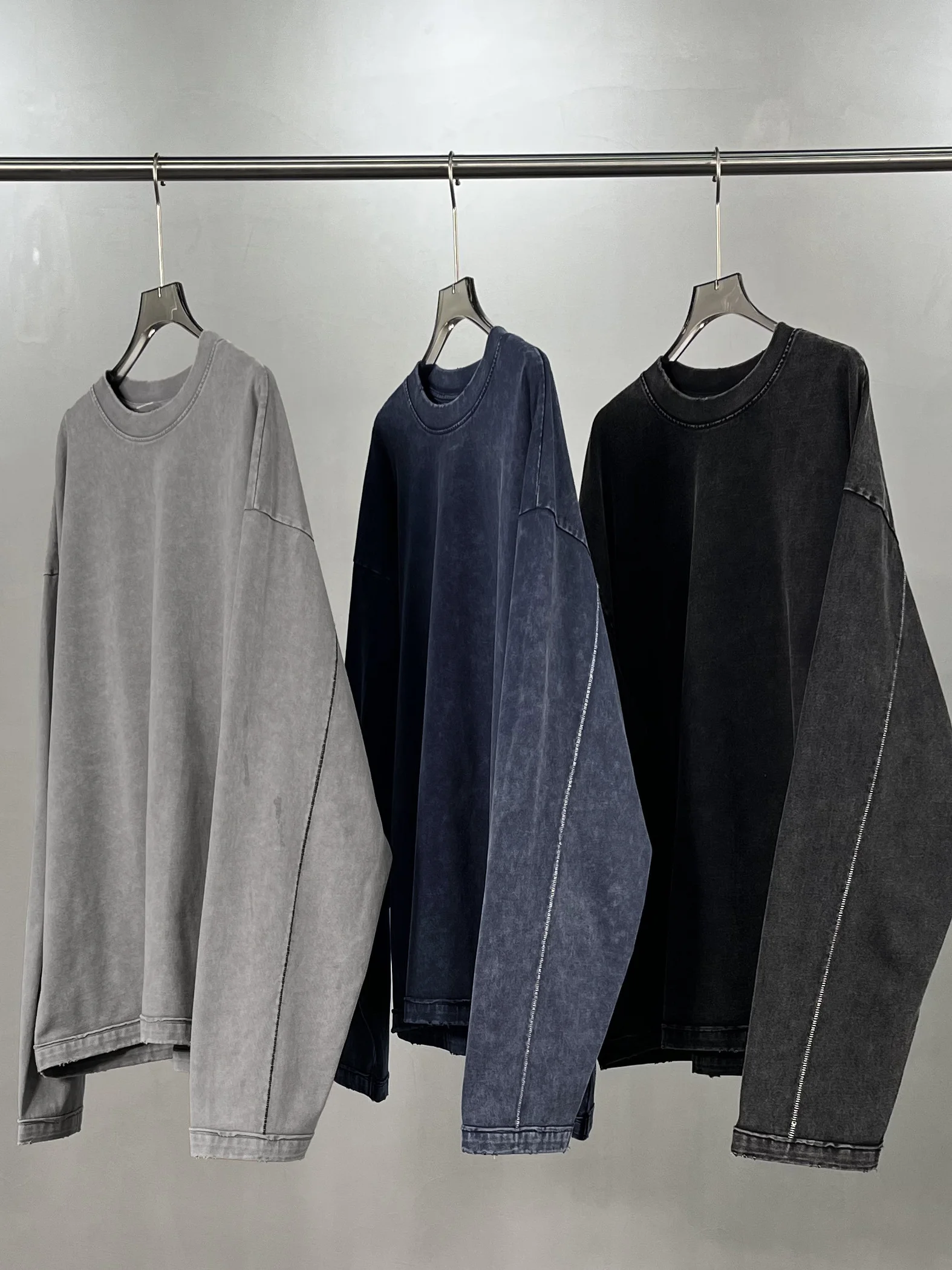 

Тяжелый, объемный, американский стиль, футболка-поло, удлиненный рукав, свободный крой, пэчворк, контрастная строчка, эффект потертости, повседневный топ