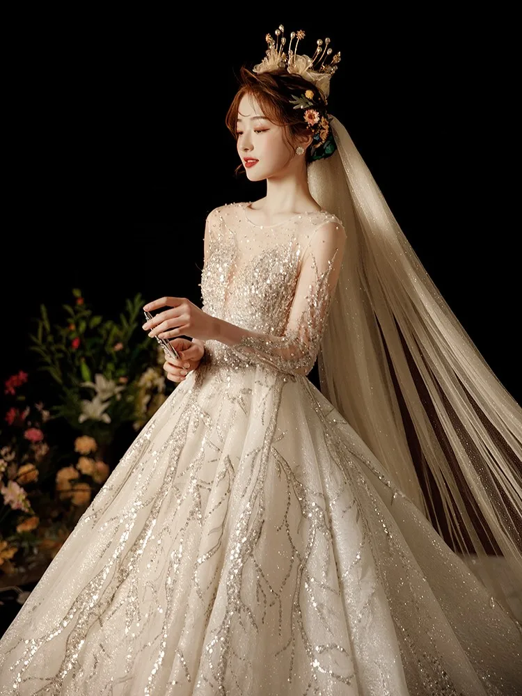 

This is a new style of elegant long-sleeved large-tail light luxury simple and grand dress