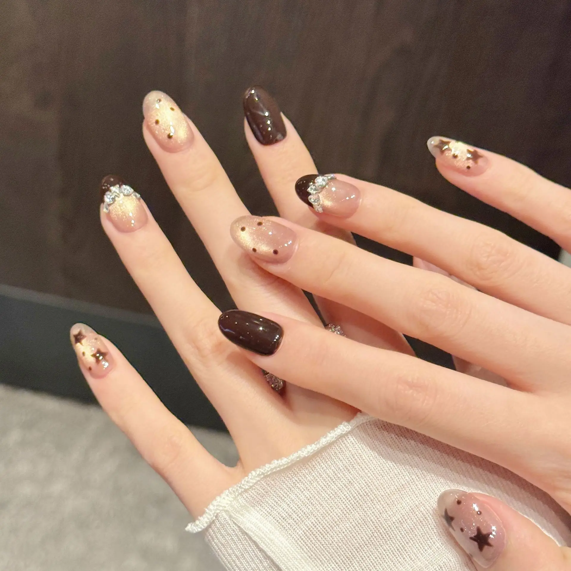 เล็บปลอมสำเร็จรูปแบบกดติด 10 ชิ้น ดีไซน์หรูหรา ทรงรีสั้น สีแชมเปญ ลายตาแมว พร้อมอุปกรณ์ 3 ชิ้น กาวติดเล็บ และแผ่นกาว