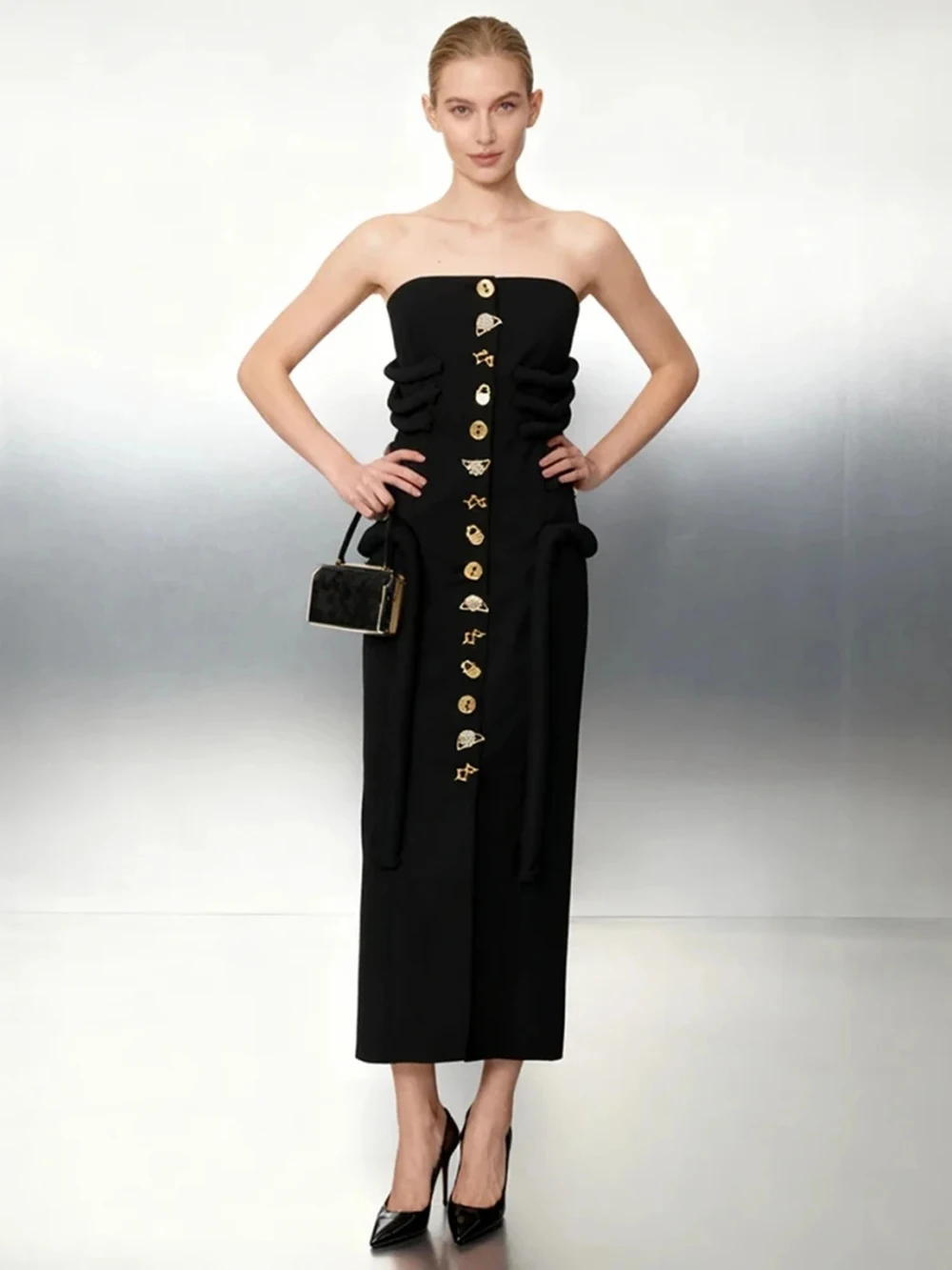 Seksowna i ekskluzywna sukienka bez ramiączek na jesień i zimę 2025, nowa sukienka z metalowymi guzikami, trójwymiarowe łączenia, podkreślająca figurę.