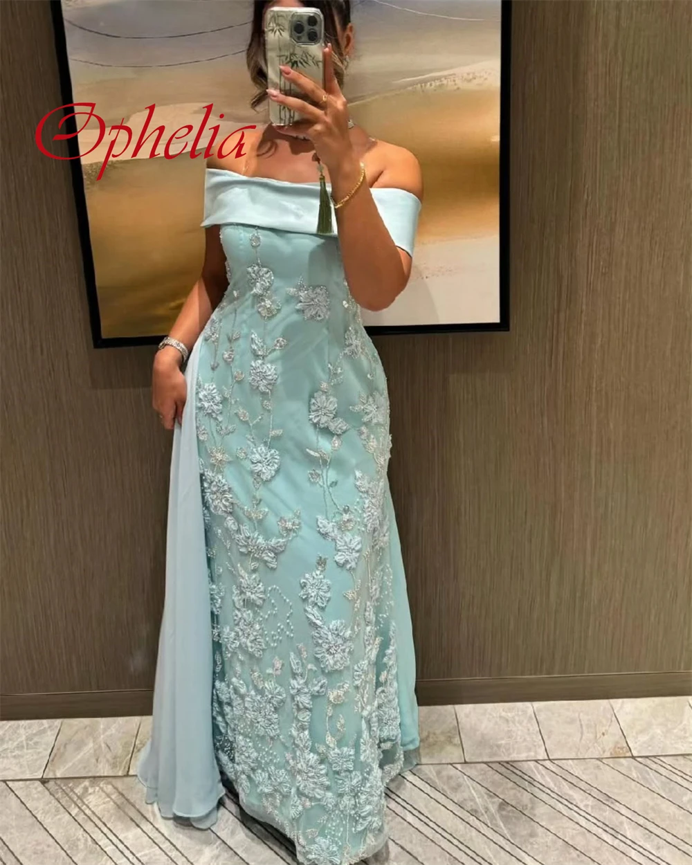 Abito da sera senza maniche di lusso personalizzato con spalle scoperte Abiti da ballo con fiori in raso di alta qualità Abiti da festa da sposa delicati