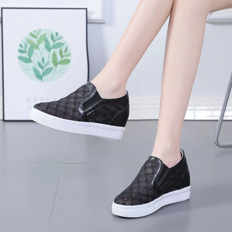 Weiße Slip-On-Schuhe für Damen, Sommer, atmungsaktive Mesh-Loafer, Plateau-Schuhe, lässige, bequeme, flache Schuhe zum Gehen, höhenvergrößernd für kleine Frauen