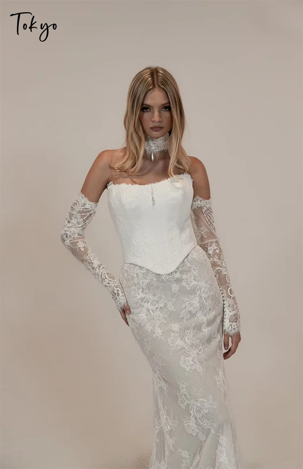 ชุดแต่งงานแบบเกาะอกสุดหรูสไตล์โตเกียว แขนถอดได้ ผ้าลูกไม้ทรงเมอร์เมด สีขาว ยาวกรอมพื้น