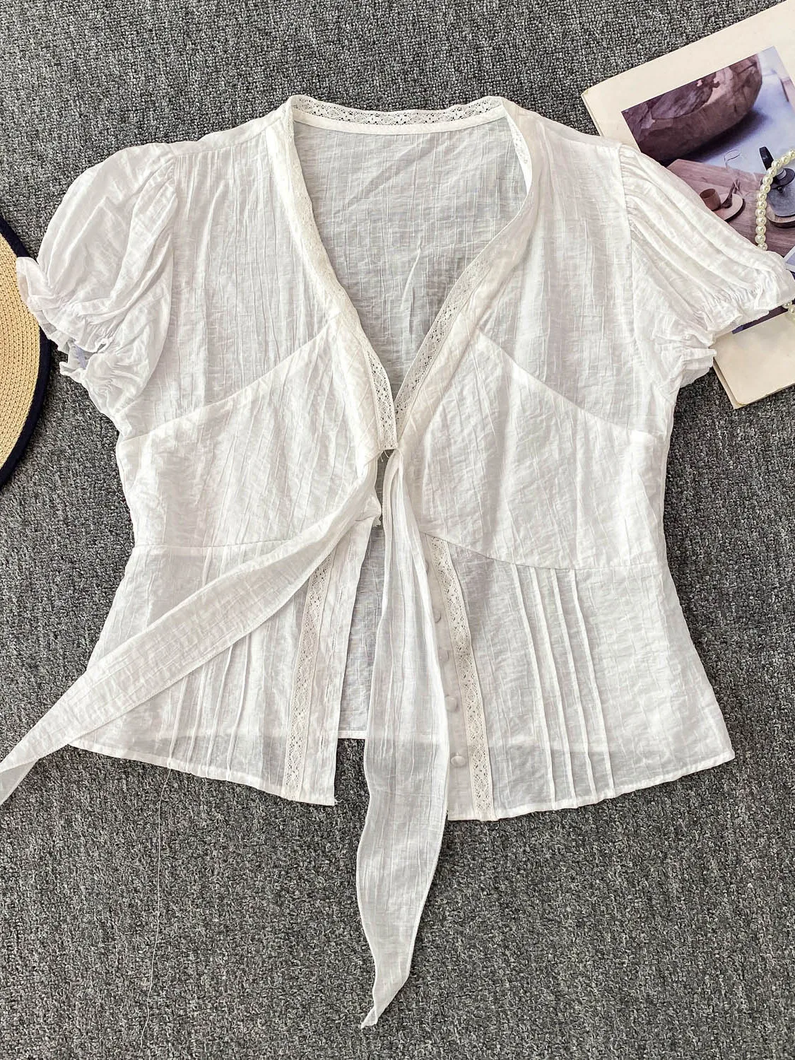 2025년 여름 섹시 레이스 트림 브이넥 셔츠 소녀 순수한 매력 얇은 흰색 탑 한국 스타일 루즈핏 반팔 통기성 피부 친화적