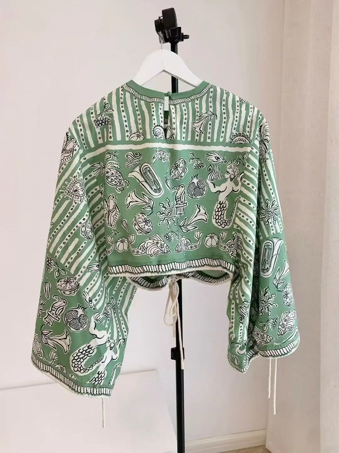 Damski letni zestaw: wysokiej jakości bawełniana koszulka z zielonym nadrukiem + sukienka z wiązaniem na szyi i spódnicą typu wrap, dwuczęściowy komplet.