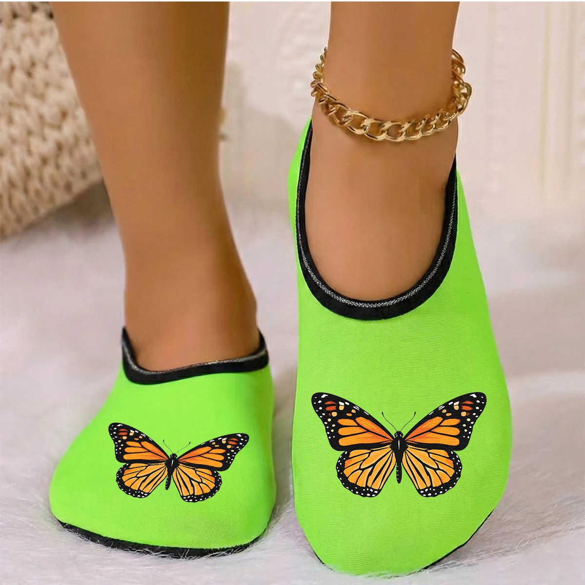 شبشب نسائي من جلد الغزال المطبوع على شكل فراشة صفراء يمكن ارتداؤه في الفصول الأربعة يسمح بمرور الهواء ومرونة عالية في الأماكن المغلقة ومضاد للانزلاق