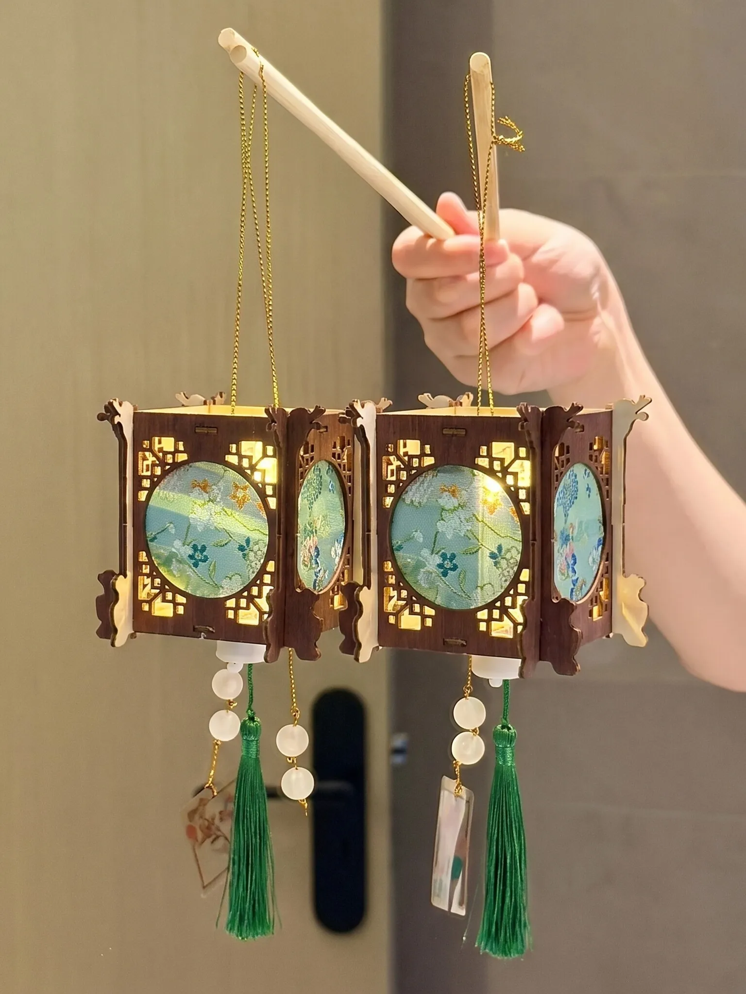 handmade-rotating-glowing-projection-lantern-traditional-chinese-mid-autumn-festival-portable-paper-light-festival-decoration