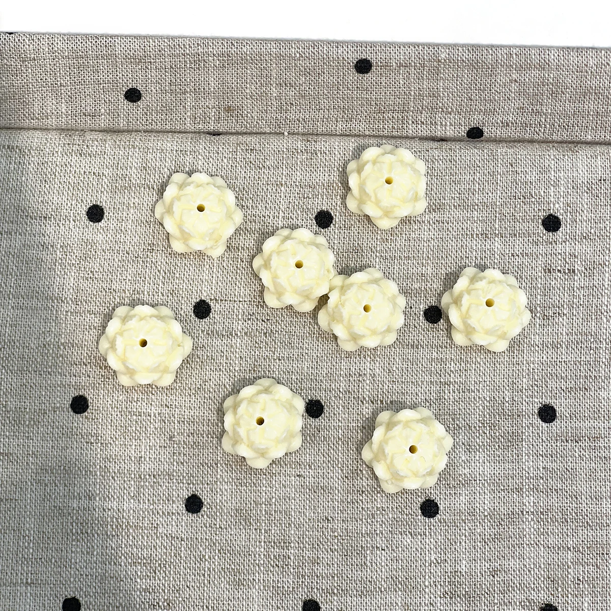 10Pcs/pack Shell Powder Pressed Lotus Flower Beads 11x15mm Perforated White Carved Floral Beads for DIY Necklace Jewelry Making