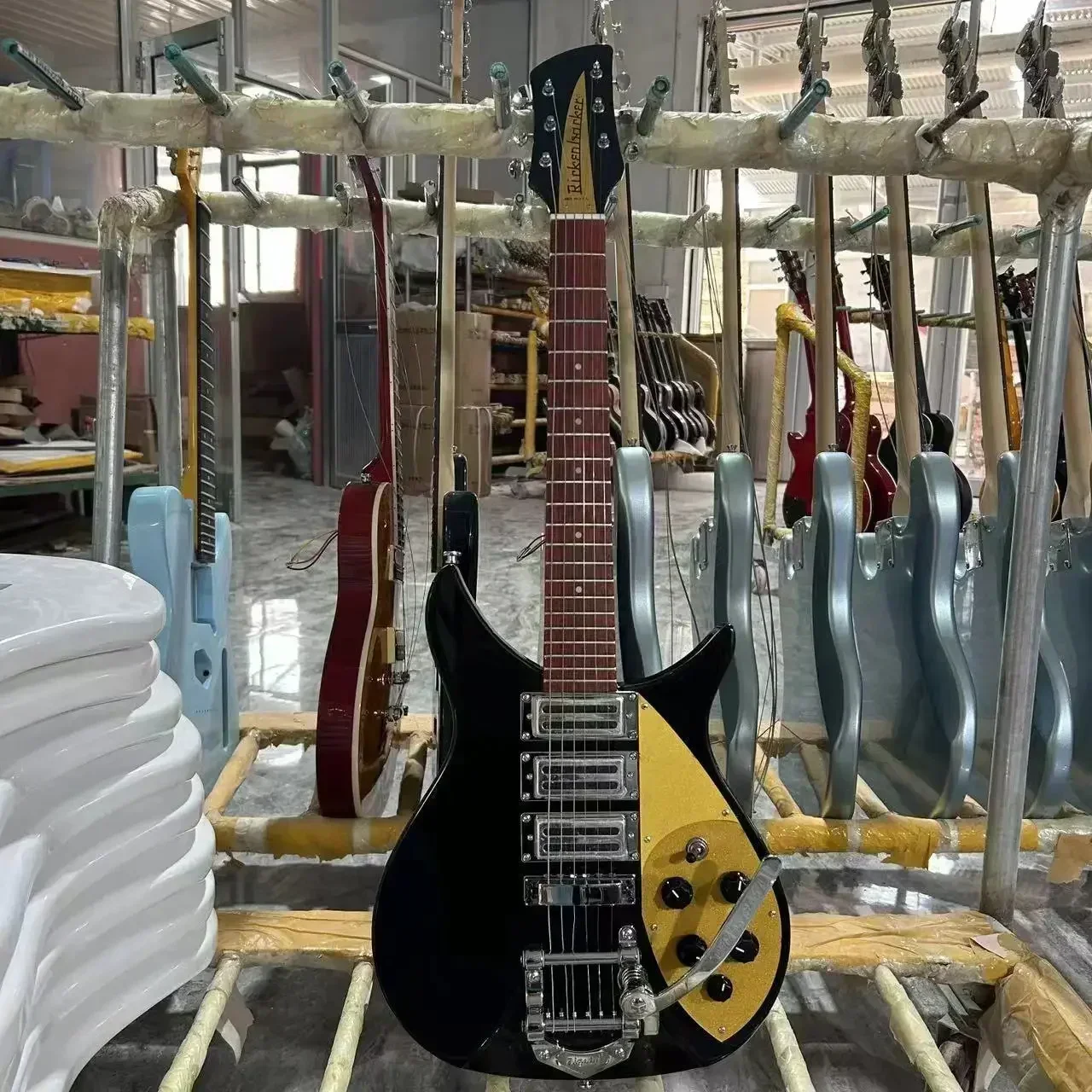 Chitarra elettrica Rickenbacker 325, colore nero, ponte del sistema Tremolo, tastiera in palissandro, corpo in tiglio, nave libera гитара