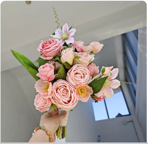 

A sense of color and atmosphere, the bride holds flowers in her hands, ins wind collar certificate, wedding photo studio locatio