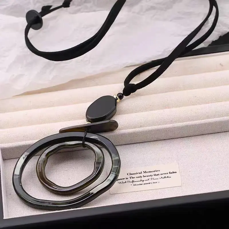 Übertriebene minimalistische geometrische Pulloverkette aus Acryl für Damen, Persönlichkeit, High-End-Sinn, lange Halsketten, Modeschmuck – Detail 3
