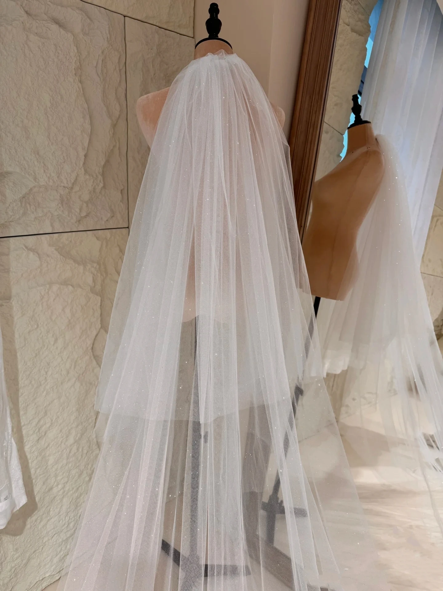 หรูหราลูกปัดขอบลูกไม้ผ้าคลุมหน้างานแต่งงาน 350 ซม.ยาว 2 ชั้น Cathedral ผ้าคลุมหน้าเจ้าสาวด้วยหวี Real Photo