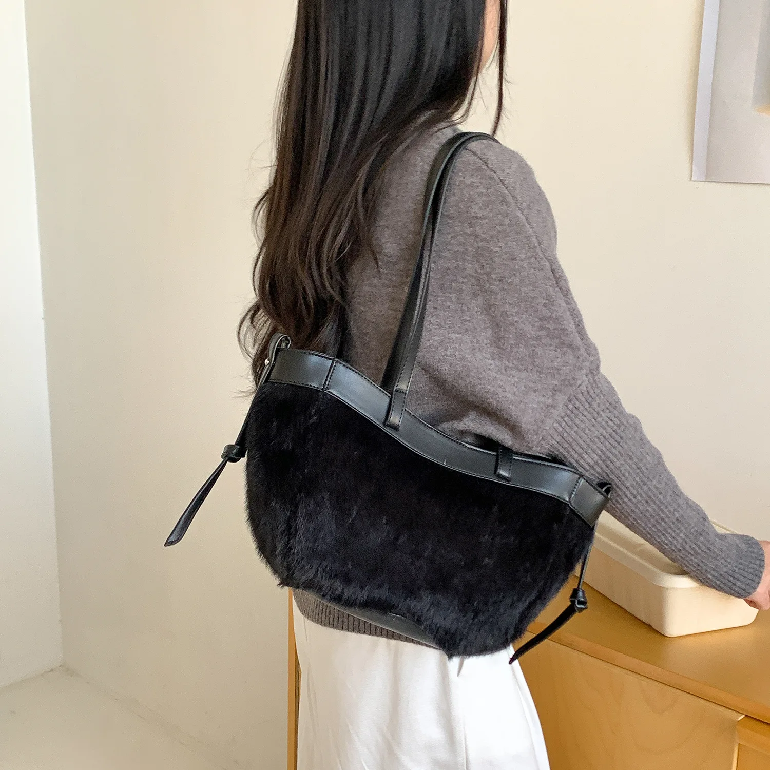 

Пушистая плюшевая женская сумка на плечо, роскошные дизайнерские сумки для женщин, зимняя сумка из искусственного меха, лоскутные сумки-ведра, сумка-шоппер