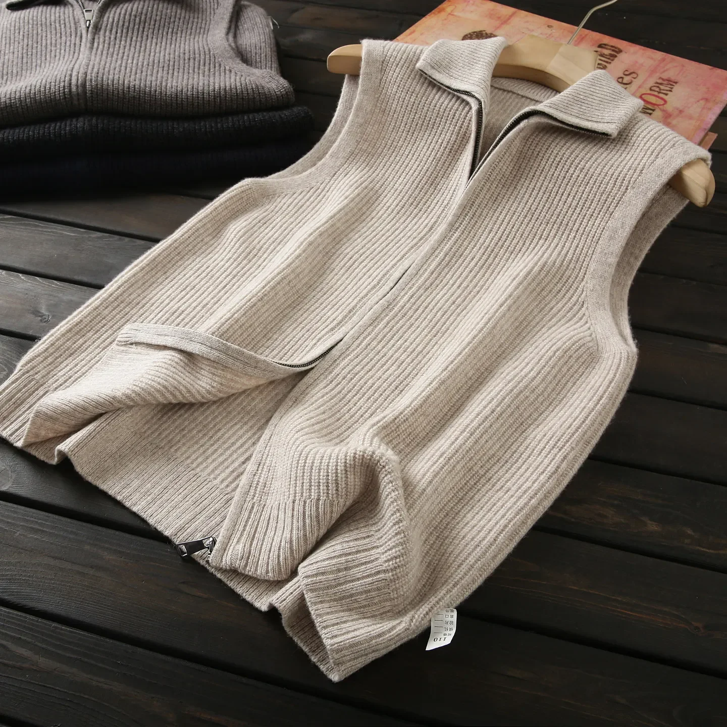 

A small amount of high-end 100/all wool, Italian knitted zipper cardigan vest sweater vest