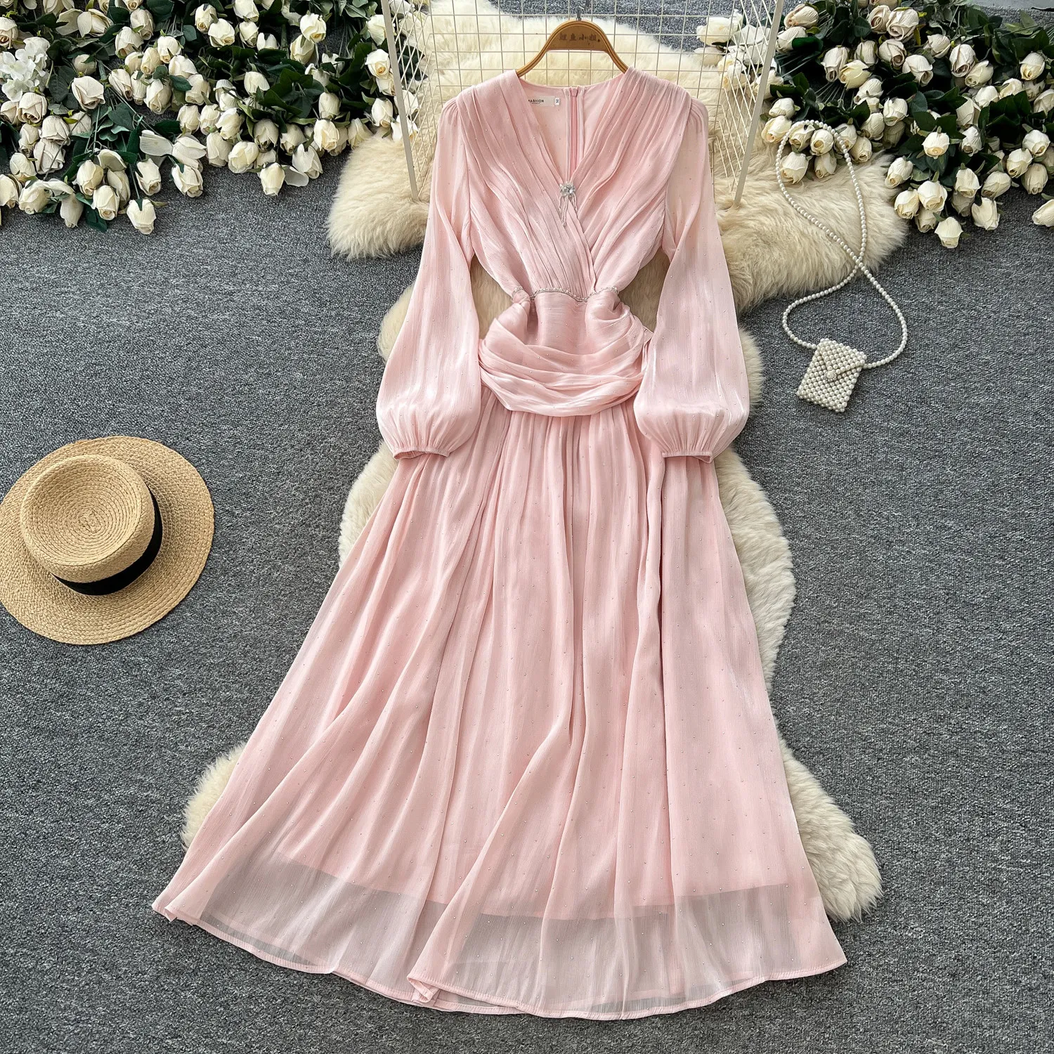 Retro V-Ausschnitt Plissiertes Strass Elegantes Chiffon-Kleid A-Linie Laternenärmel Lässiges Hochgeschnittenes Abendkleid für Damen