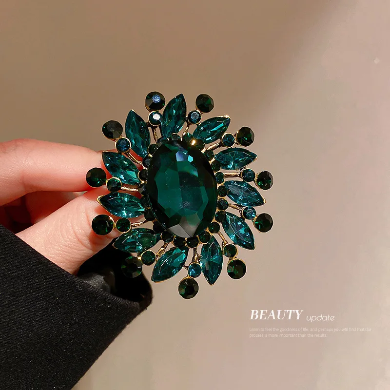 Oval Emerald Studded Flower Brooch European Fashion Vintage Green Rhinestone Brooch Pin Versatile Coat Accessories Female Badge