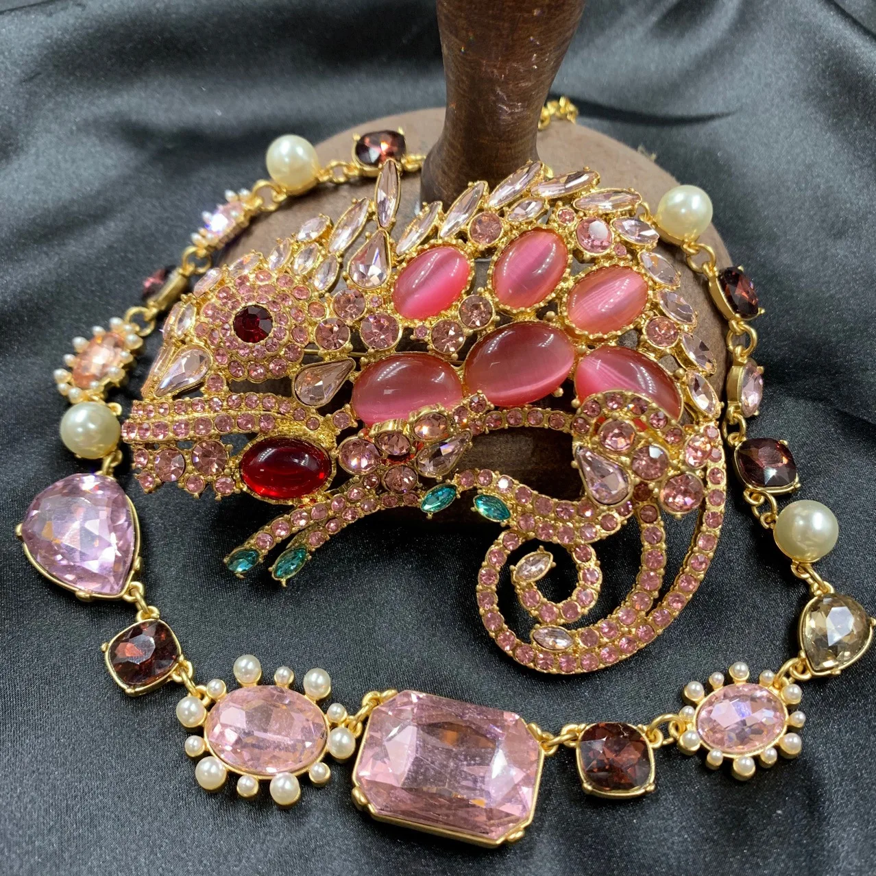 

Ретро-дизайнер, роскошный розовый драгоценный камень, хамелеон, животное, женская брошь, модная очаровательная роскошная блестящая брошь для банкета с драгоценными камнями