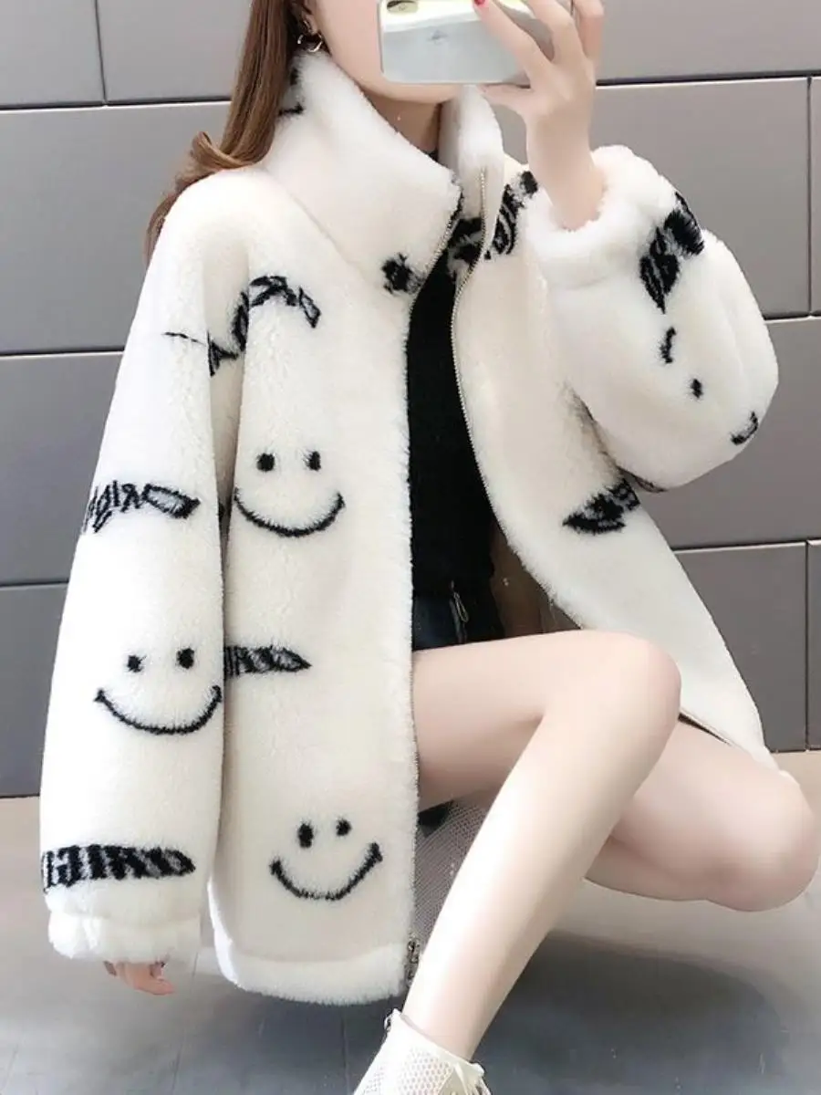 

Faionable Young Sle Lamb Fur Coat Inteated Smiling Face Design Versatile Simple Warmth for Daily Wear Casual Asymmetrical