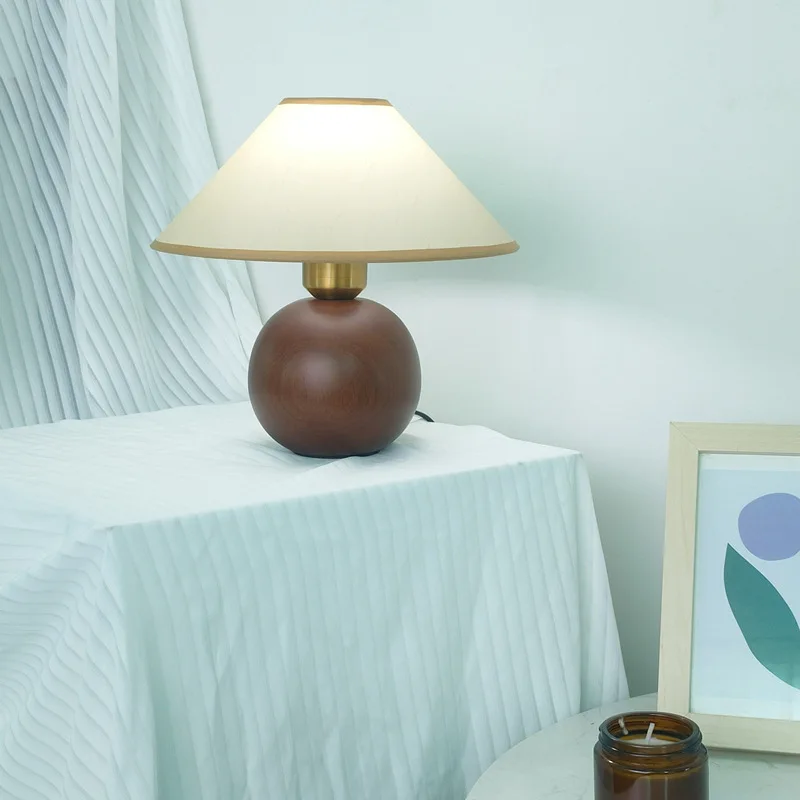 

American retro solid wood desk lamp S ambient light B & B decorative light walnut bedroom bedside lamp
